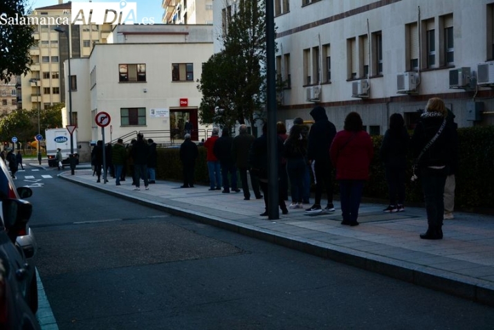 Colas en la calle Valencia para la realización de test de antígenos gratuitos. Foto de Vanesa Martins